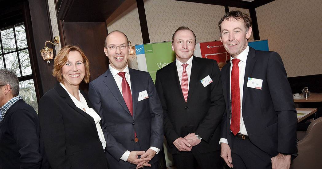 Von links nach rechts: Bürgermeisterin Sabine Anemüller, Wirtschaftsförderer Thomas Küppers sowie Rainer Pütz und Stefan Vander (beide Sparkasse Krefeld).