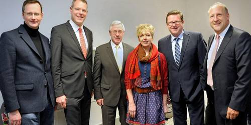 Michaela Frentzen-Millhofer, eine der aktuellen Jungunternehmerinnen, die im Gewächshaus ein Büro angemietet hat, stand den Herren von der CDU Rede und Antwort. V.l.n.r.: Dr. Stefan Berger, Dr. Andreas Coenen, Dr. Paul Schrömbges, Michaela Frentzen-Millhofer, Paul Mackes, Maik Giesen.