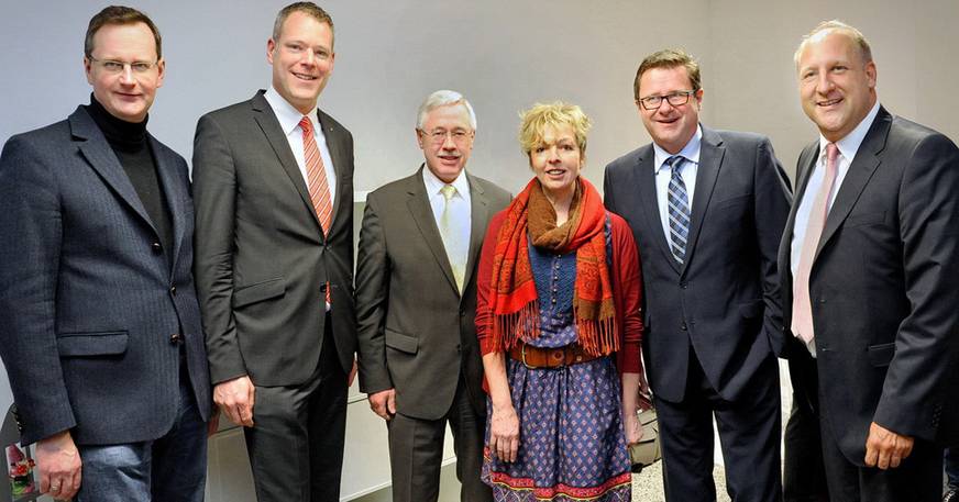 Michaela Frentzen-Millhofer, eine der aktuellen Jungunternehmerinnen, die im Gewächshaus ein Büro angemietet hat, stand den Herren von der CDU Rede und Antwort. V.l.n.r.: Dr. Stefan Berger, Dr. Andreas Coenen, Dr. Paul Schrömbges, Michaela Frentzen-Millhofer, Paul Mackes, Maik Giesen.