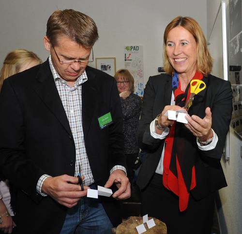Herr Uwe Geratz von Creativgraphic neben Bürgermeisterin Sabine Anemüller. Herr Uwe Geratz von Creativgraphic neben Bürgermeisterin Sabine Anemüller.
